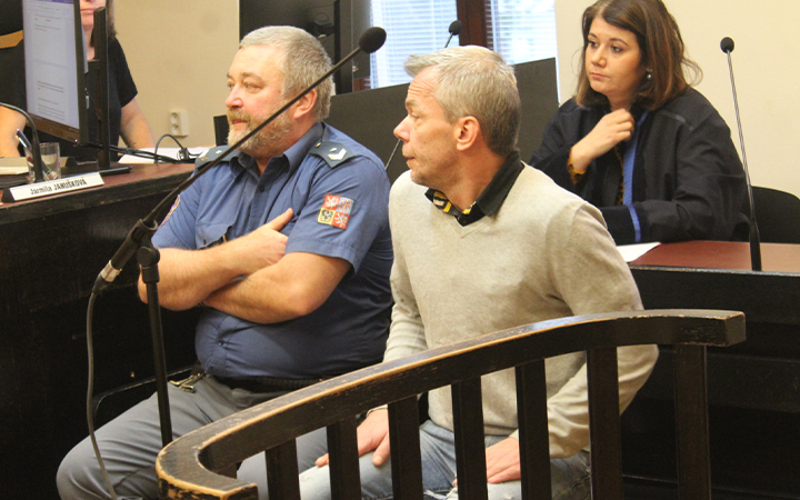 Ve Wolkrovce táhl po zemi starší paní, dostal sedm let