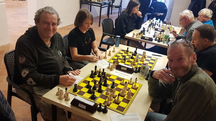 Šachový turnaj O zlaté prasátko vyhrál Petr Kapusta,  přeborníkem okresu Prostějov se stal Roman Závůrka