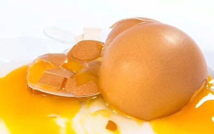 Pomátl se? Řidič po chodkyni HODIL VAJÍČKO!