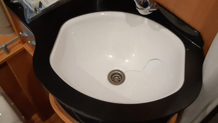 Na prasklé umyvadlo stačí tmel a lešticí pasta