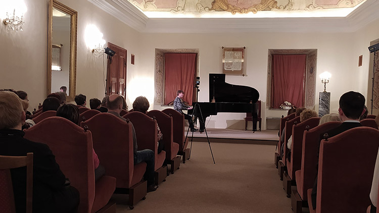 Klavírní talent očaroval konický zámek