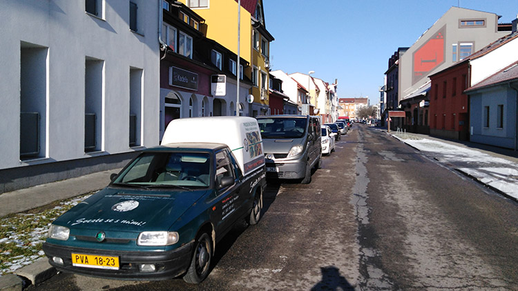 Z Mlýnské bude jednosměrka. Kvůli parkování i bezpečnosti