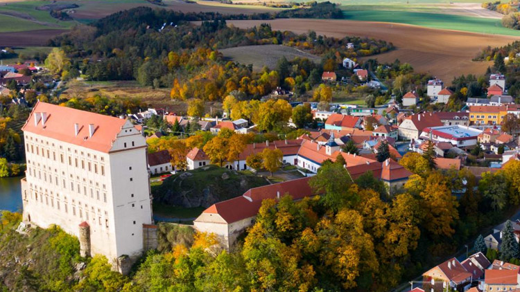 Do parkoviště před kulturákem se pustí za své