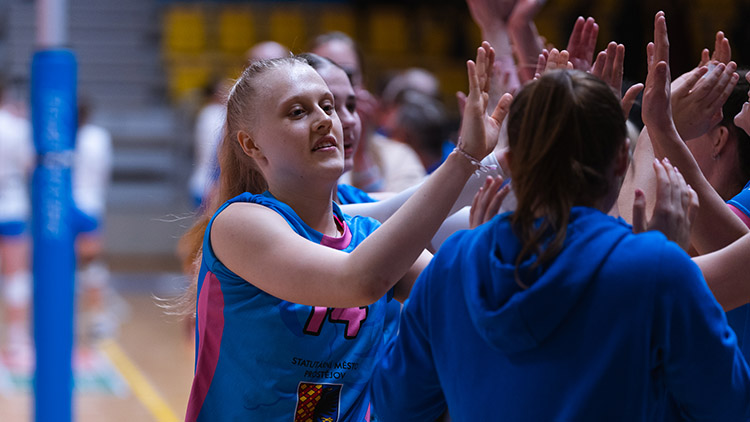 Julie Bažó po Šantovce: „Postupně jsme zlepšily útok i obranu,  taky servisy nám přestaly ulítávat. A hlavně pomohla bojovnost“