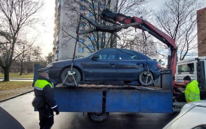 Magistrát nechal nekompromisně vraky aut odtáhnout
