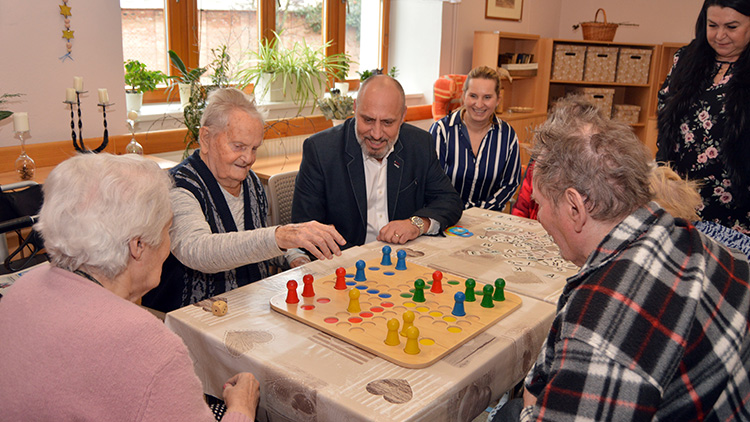 Primátor František Jura se vydal za seniory