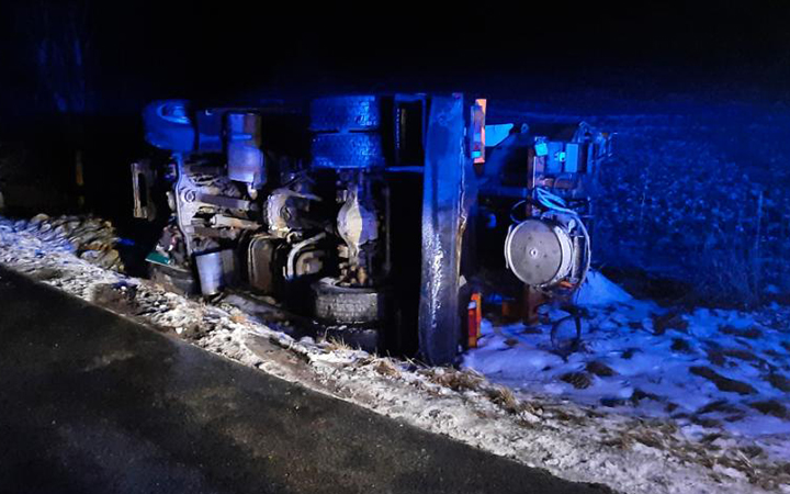 Sypač se převrátil, autobus uvízl