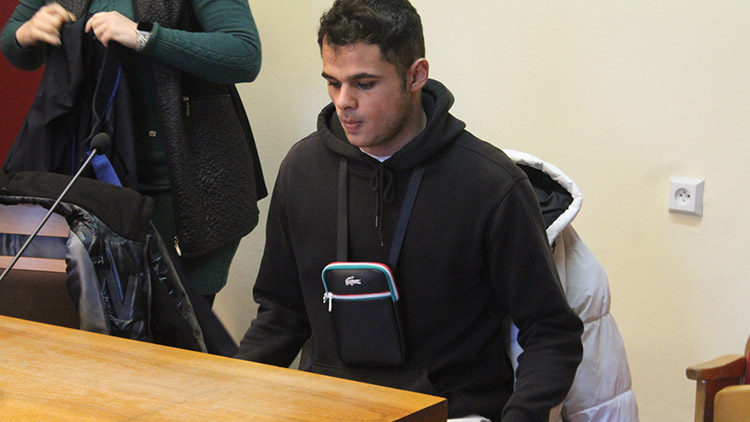 Kvůli trávě zmlátil kamarády. Jednomu vzal brýle