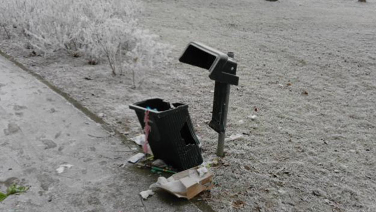 SILVESTR: 17 rozkopaných košů, „vysklené“ dvě zastávky