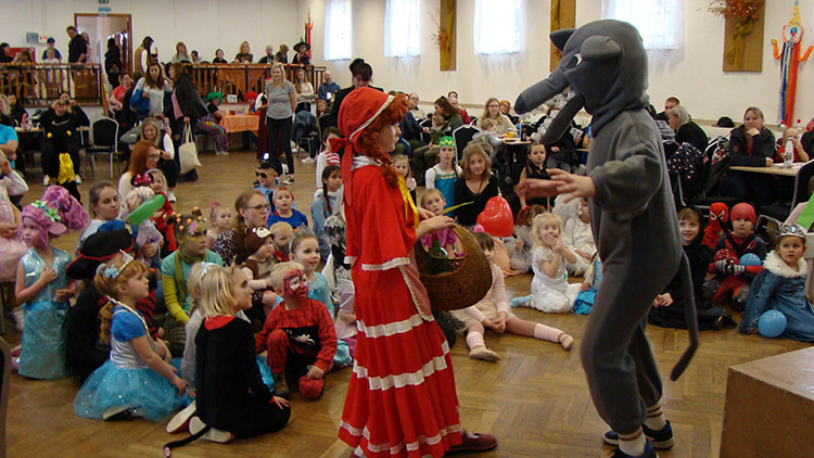 Na karnevalu v Žárovicích  zpívala i Červená karkulka