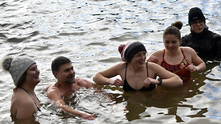 Otužilci pod plumlovským zámkem