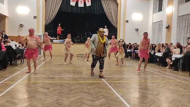 V Kostelci nechyběl ani Dan Nekonečný  Fotbalový klub má za sebou další vydařený ples