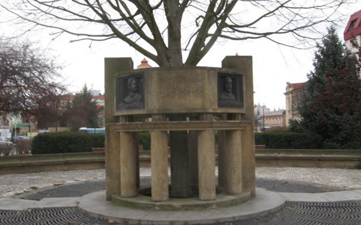 Restaurátoři se „vrhnou“ na pomník Vojáčkových