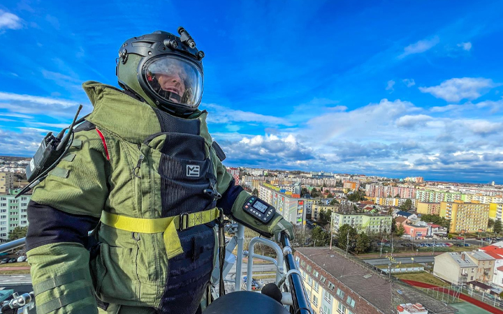 Pyrotechnici a hasiči cvičili s výškovou technikou