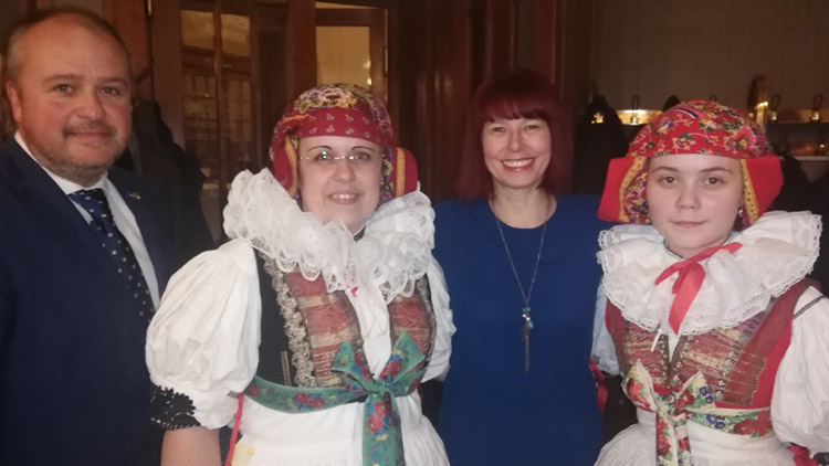 Plesající náměstkyně zdravila  maturanty a tančila s Mánesem