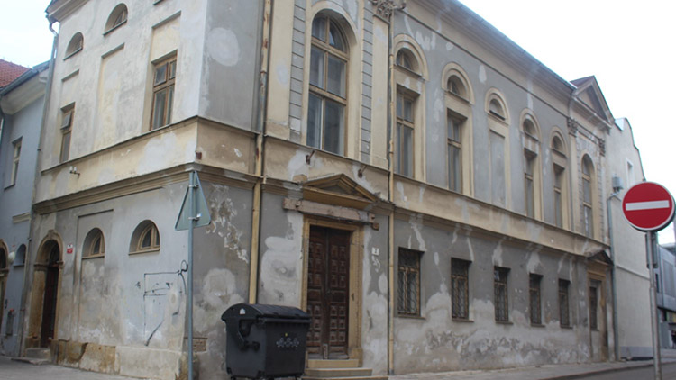 Máte 5,5 milionu? Zchátralá synagoga může být vaše!