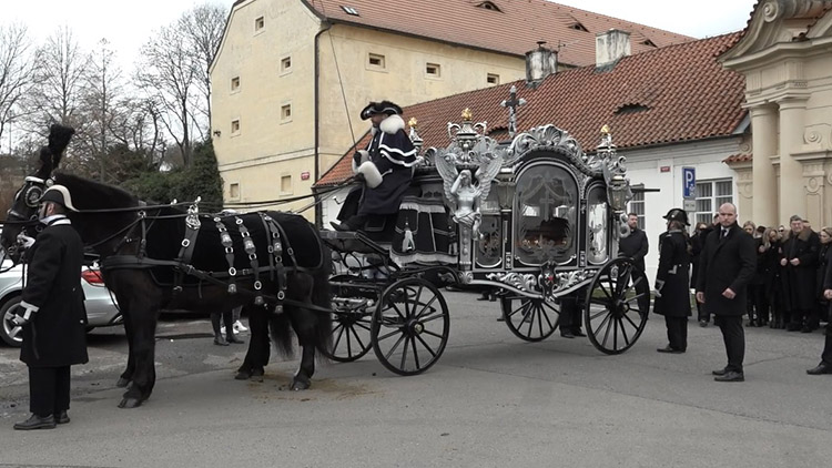 Monstrpohřbu Olgy Kočkové  dodal lesk kočár Václava Obra