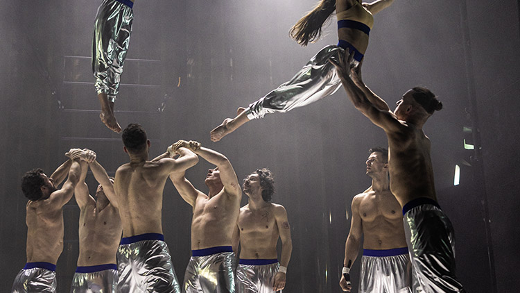 „Lůzři“ řádili v divadle, holky létaly vzduchem