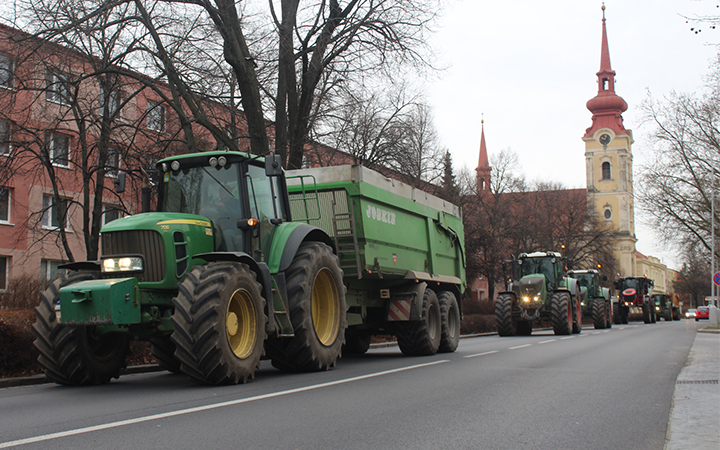 Zemědělské protesty: děti mávaly, řidiči čekali v kolonách