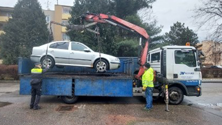 Magistrát nechal odtáhnout další tři autovraky