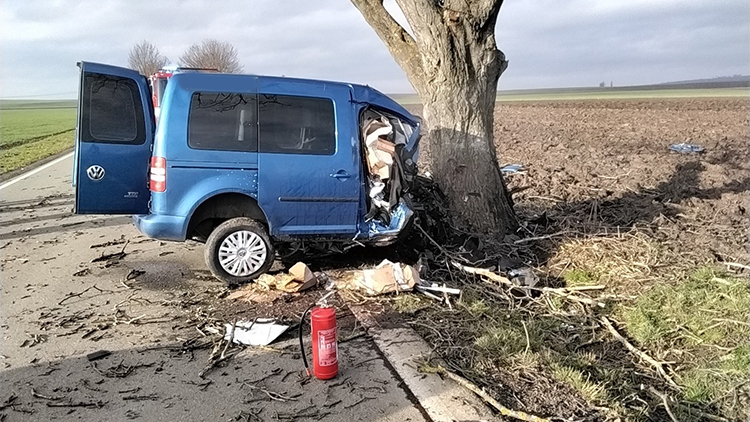 Zahynul po nárazu do stromu