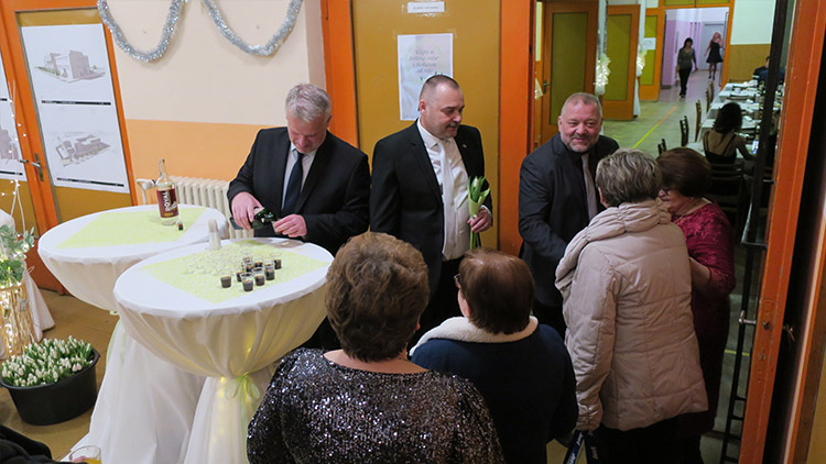 Starosta rozdával tulipány,  místostarosta zase štamprle!