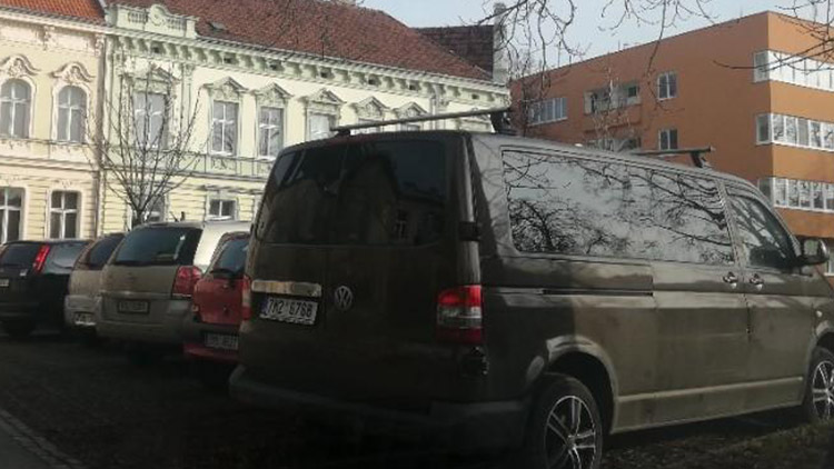 Transporter bez STK  blokuje parkoviště