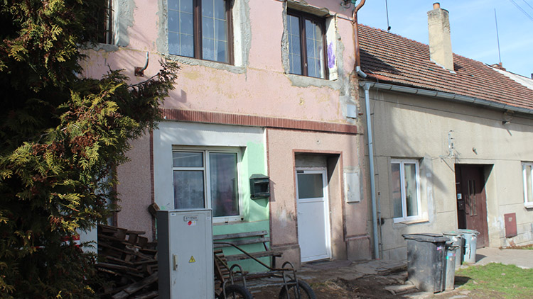 Rodina se přestěhovala z Anglie do Dobromilic: Žádné z osmi dětí nechodilo  do školy ani do školky