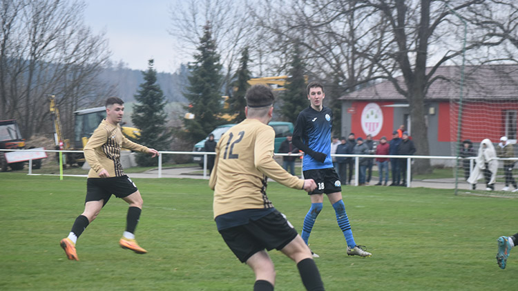 První regionální derby roku pro Lipovou .Oba celky se praly hlavně s podmínkami