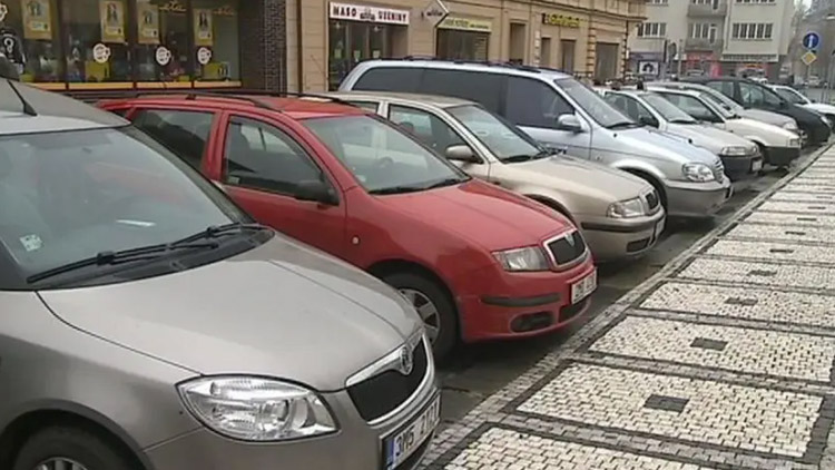 A co řidiči, mají si kde zaparkovat?