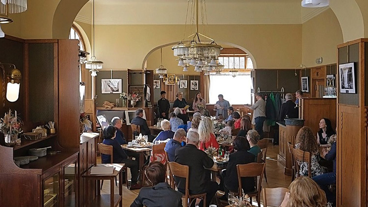  Divadelní kavárnu slavnostně otevřeli