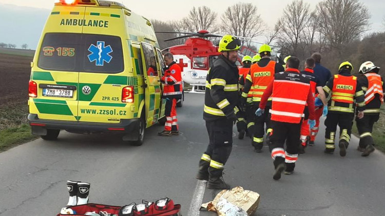 Mobil automaticky ohlásil srážku osobních aut i nehodu motorkářky