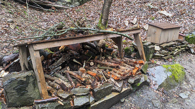 U Loupežníka ukradli i dřevo určené na opékání 