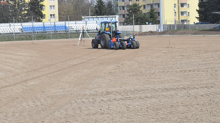Hlavní tribuna a trávník se pomalu rýsují.Práce na stadionu probíhají podle původního plánu