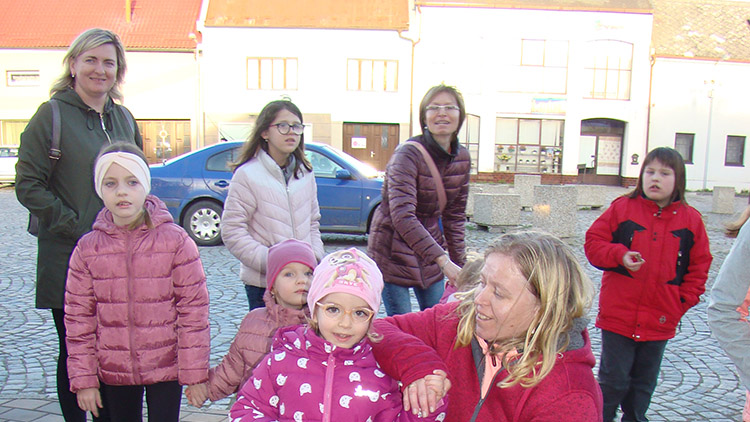 V Němčicích svítily  broučkům lampiony