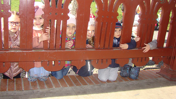 Dětičky za „mřížemi“