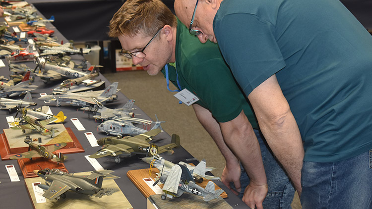 Modeláři zaplnili Sportcentrum