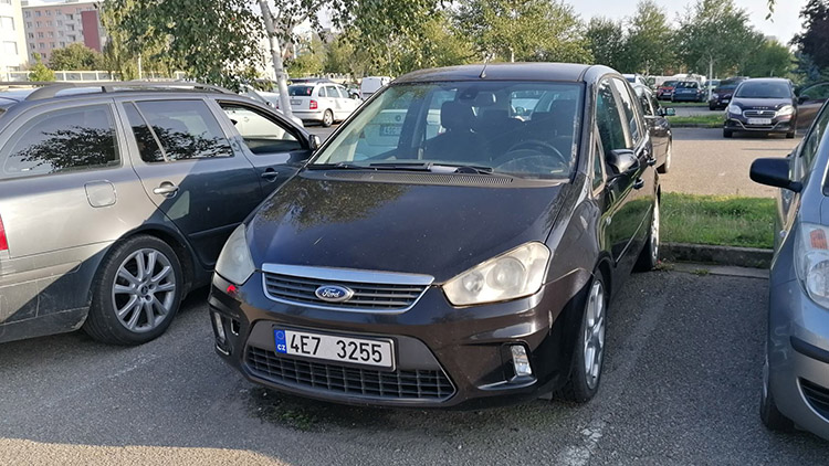 VRAKY ZABÍRAJÍ  PARKOVACÍ MÍSTA