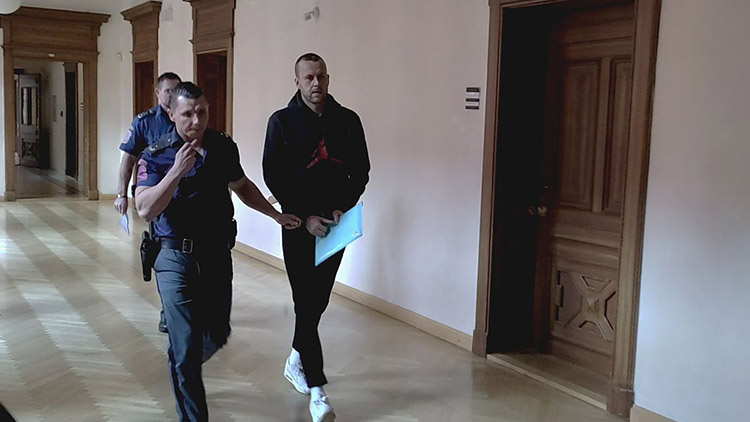 „Smaž se v pekle,“  vzkázala lupiči pošťačka