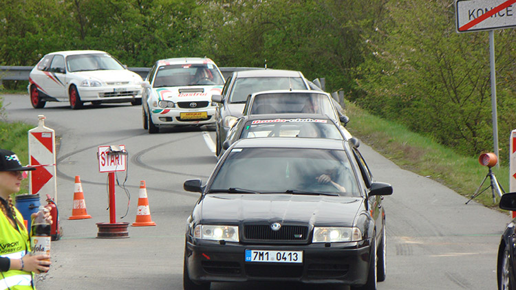 Březským vrchem hřměly motory závodních aut