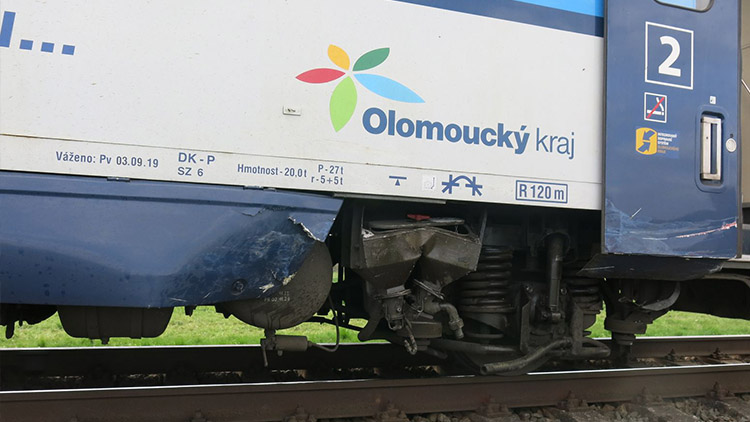 Vlak „sestřelil“ auto z přejezdu
