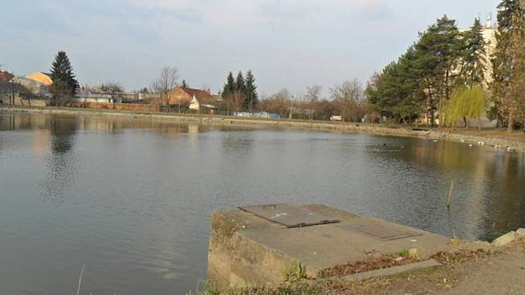 Reklamace! Obložení drozdovického rybníka se rozpadá