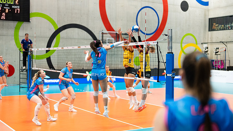 Semifinále 3: špatný začátek, pak rýsující se obrat z 0:2  a jeho zrušení šesti neproměněnými setboly ve čtvrté sadě