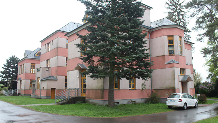 Kluk z děcáku  vzal nůž na vychovatelku!