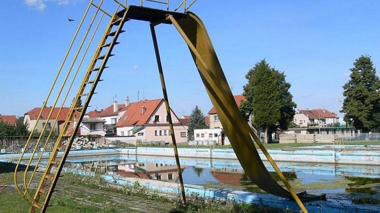 Zchátralé koupaliště v Němčicích zasypou. Co bude místo něj?