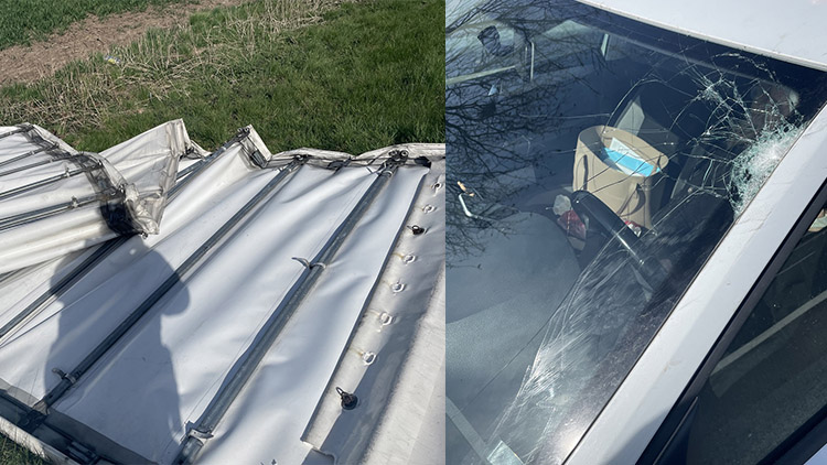 Plachta z kamionu poškodila škodovku