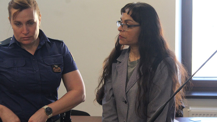 Cikánská zlodějka měla okrást starou paní před nádražím 