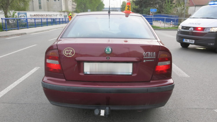 Mladík na motorce  napálil do škodovky