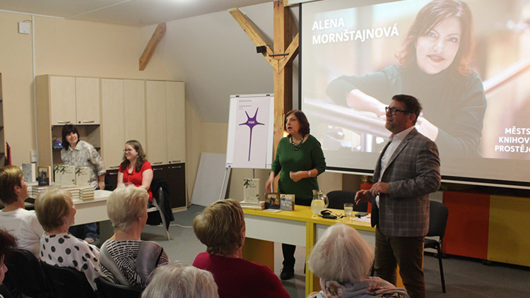 Plno! Na Alenu Mornštajnovou jen s rezervací!