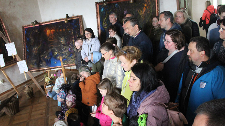 Při pohádkových prohlídkách se lidé do zámku málem nevešli